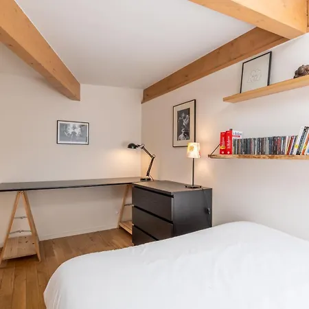 Spacious Duplex Minutes From The Eiffel Tower
