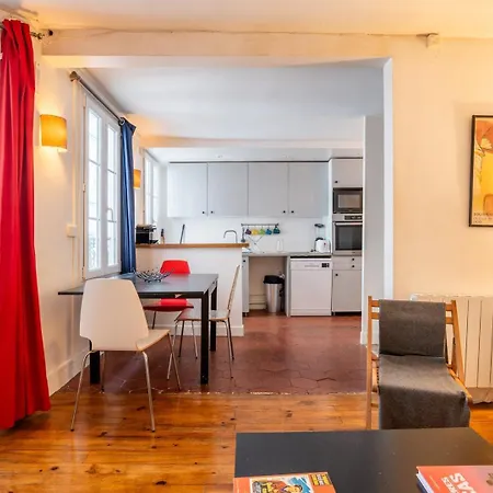 Spacious Duplex Minutes From The Eiffel Tower *