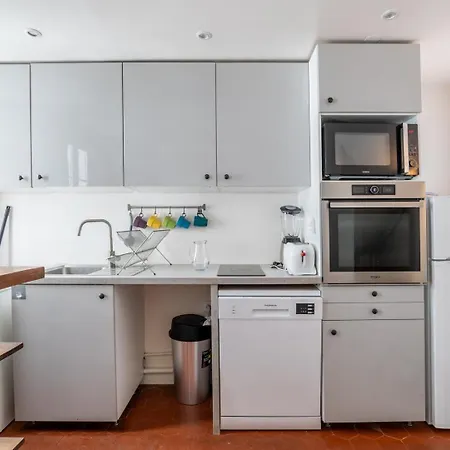 Spacious Duplex Minutes From The Eiffel Tower