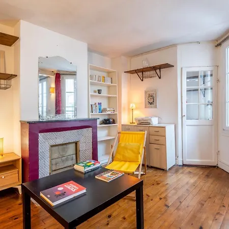 Spacious Duplex Minutes From The Eiffel Tower